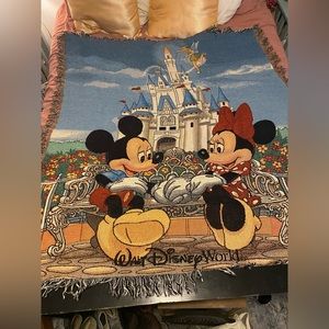 Vintage 90s Walt Disney World throw in great condition!